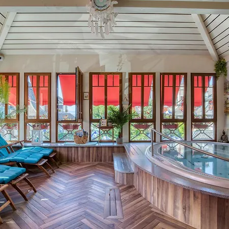 Les Cygnes Hotel